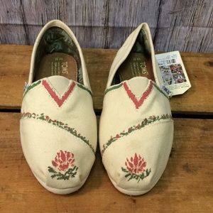 New with tags Toms classic canvas shoes floral